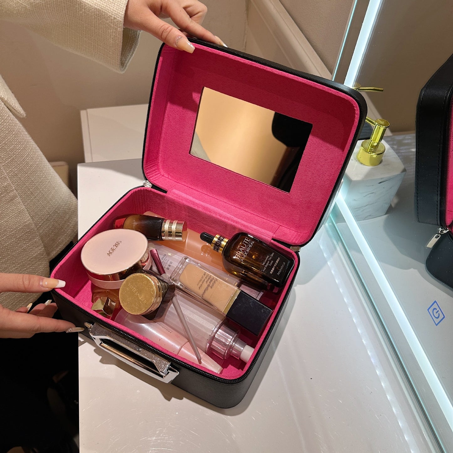 Rhombus-Embroidery Design Cosmetic Bag With Handle And Mirror